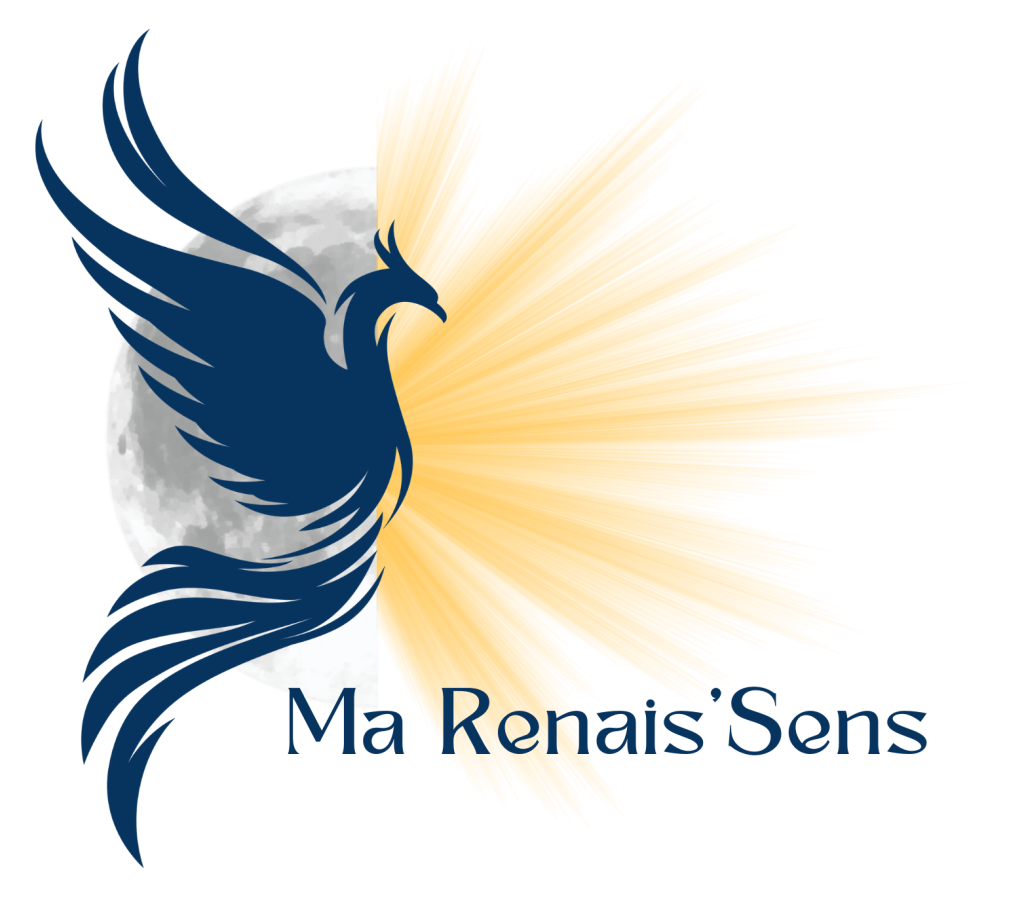 Logo de Ma Renais'Sens. En fond on voit à gauche la moitié de la lune et de l'autre côté les rayons du soleil. Au milieu au dessus se trouve un phoenix de couleur bleu nuit. En bas on retrouve le nom "Ma Renais'Sens".